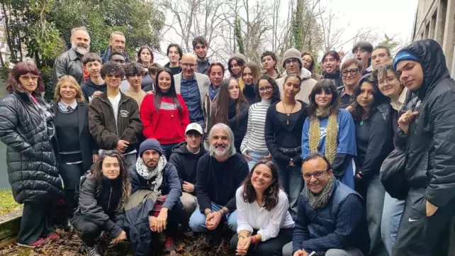 foto di gruppo anteprima progetto Alla riscoperta dei borghi Scuola del Libro Urbino