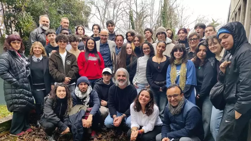 foto di gruppo anteprima progetto Alla riscoperta dei borghi Scuola del Libro Urbino