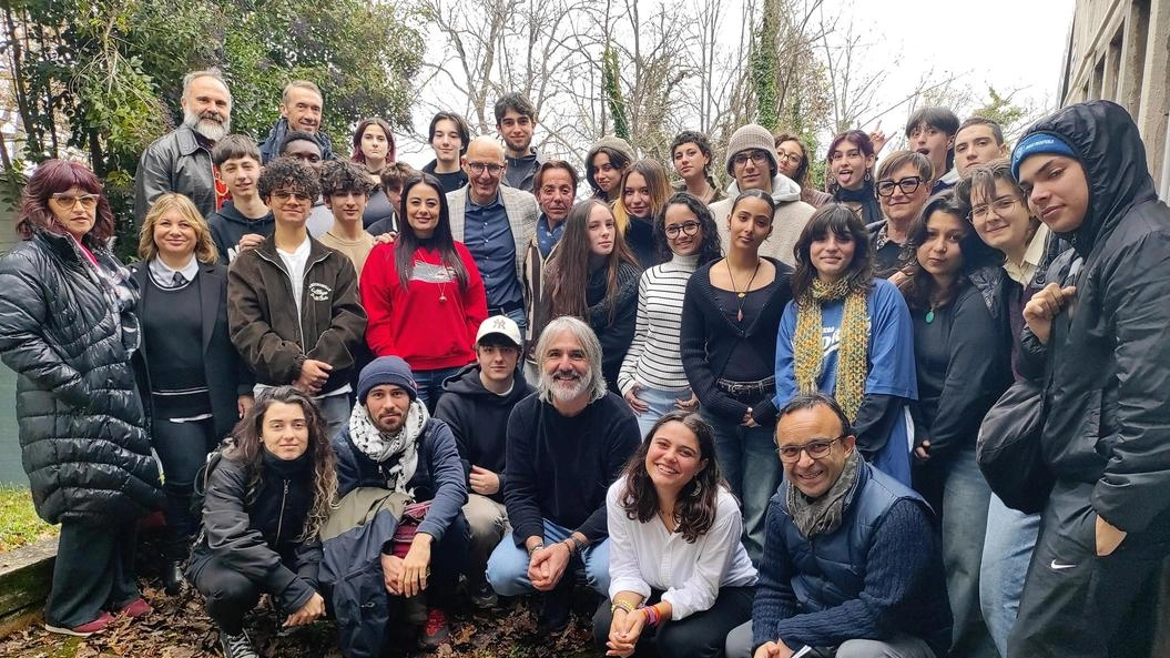 foto di gruppo anteprima progetto Alla riscoperta dei borghi Scuola del Libro Urbino