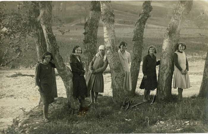 1 DONNE AL FIUME